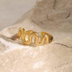 A unique ring with a glossy 18k gold wavy pattern