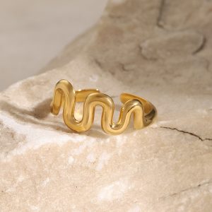 A unique ring with a glossy 18k gold wavy pattern
